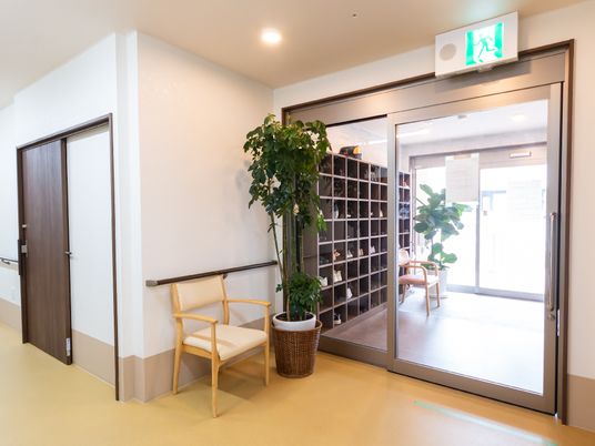出入口と植物の廊下