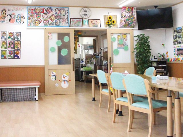 温かみのある食堂 食堂 明るく自然な光が差し込む食堂です。壁には色とりどりの作品が飾られています。