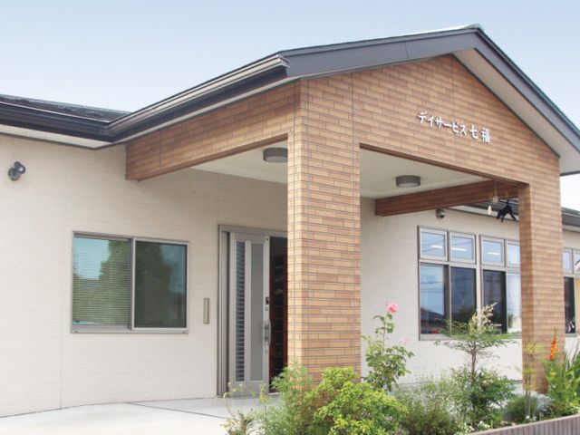 落ち着いた外観の建物 外観 広々としたエントランスが魅力的です。自然と調和した植栽が穏やかな雰囲気を演出しています。