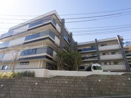 現代的な建物の外観