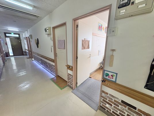 広く明るい廊下