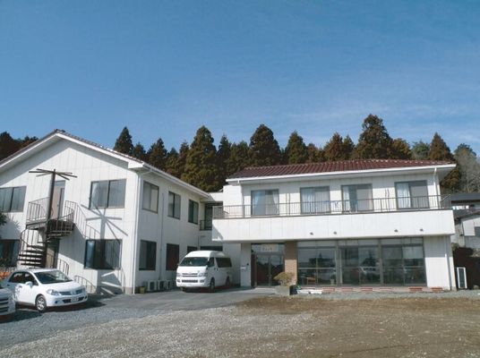 木立に囲まれた施設外観