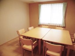 明るい食卓のある部屋