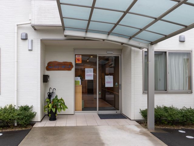 エントランスの様子 エントランス 清潔感あるエントランスです。バリアフリー設計で、どなたでも安心してお越しいただけます。