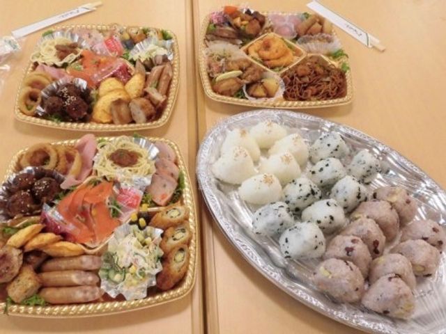 多彩な食事の盛り付け 食事 手が込んだ多彩なメニューが用意された食事空間で、日々の楽しみと身体の健康をサポートします。お食事の時間が、皆様の笑顔で溢れる瞬間です。