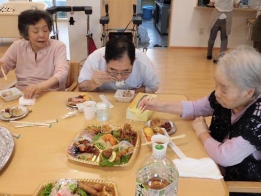 食事を楽しむ人々