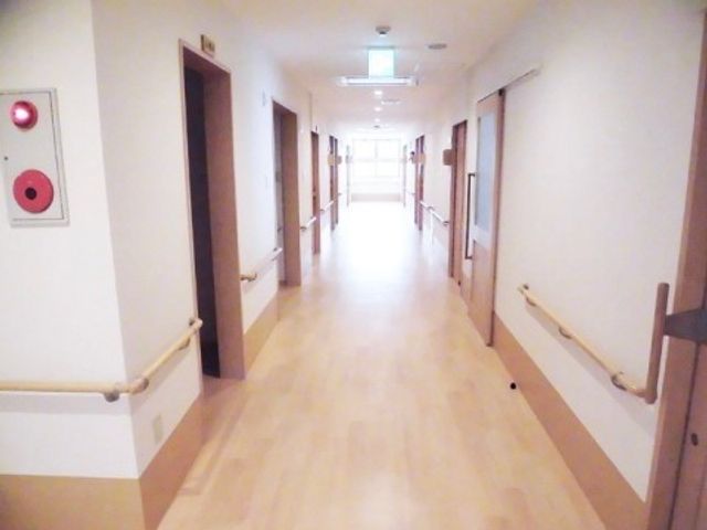 清潔感のある広い廊下 廊下 手すりが備え付けられた廊下は足元も明るく、どなたでも安心して歩くことができる構造になっております。安全を考慮した設計で、快適な移動空間を提供しています。