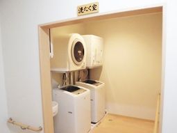 洗濯機と乾燥機のある洗面所