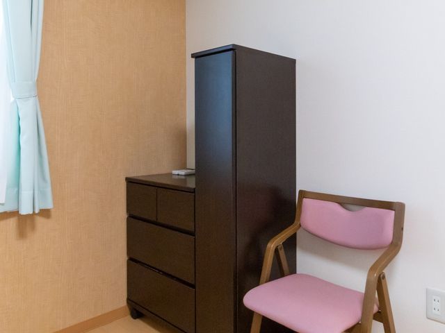 居室のエアコンと家具 居室 必要な家具が揃った居心地の良い個室です。快適な空調設備も完備しており、自分の時間を大切に過ごせます。