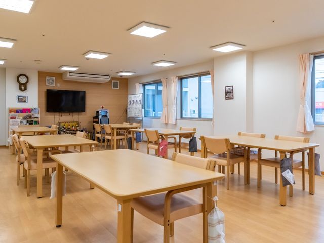 温かみのあるダイニングルーム 食堂 明るく開放的な食事スペースです。共に時間を過ごしながら食事を楽しむことができます。