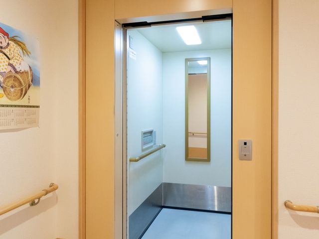 バリアフリーエレベーター設置 エレベーター 手すり付きのエレベーターはバリアフリー設計で、快適に移動ができる環境が整っています。安全で心地よい移動を支援します。