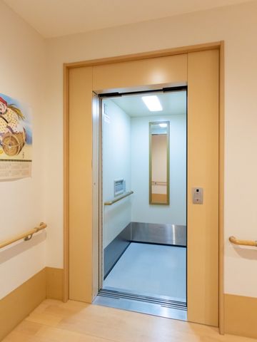 バリアフリーエレベーター設置 エレベーター 手すり付きのエレベーターはバリアフリー設計で、快適に移動ができる環境が整っています。安全で心地よい移動を支援します。