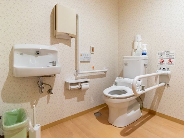 手すり付き洋式トイレ トイレ 手すりを備えた安全なトイレで、快適にお過ごしいただけます。安心して利用できる環境が整っております。