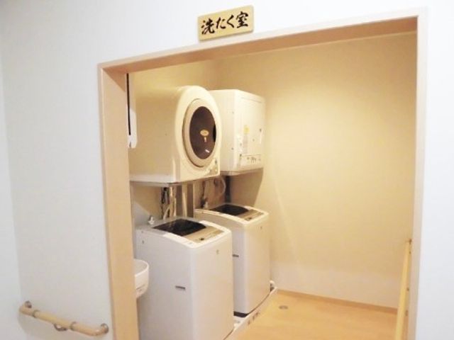 洗濯機と乾燥機の設置 ランドリー 清潔に保たれた洗濯スペースです。お好きな時間に衣類の洗濯と乾燥が行える便利さを備えています。
