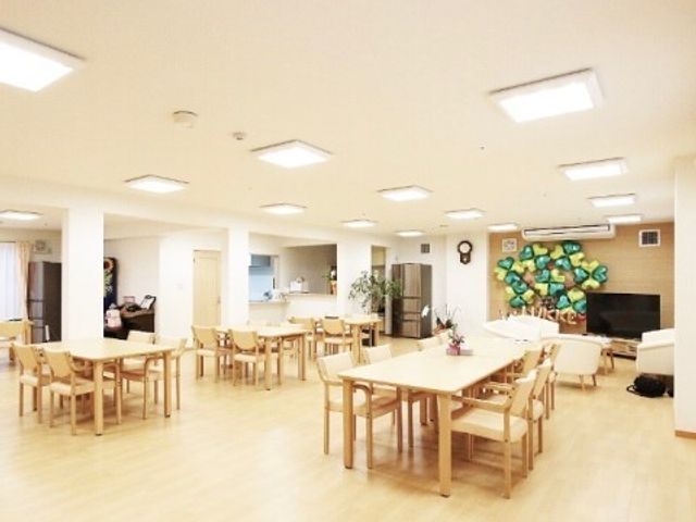ゆったりとした共有スペース 居室 明るく開放的なダイニングで、利用者がくつろいでいます。食事やコミュニケーションの場として、快適な環境が整っております。