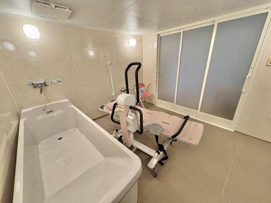 介護用設備が整った浴室