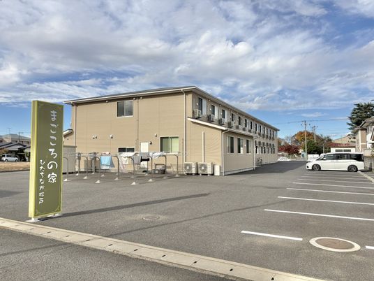 駐車場横の建物外観