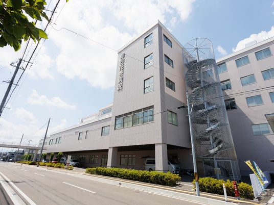 明るい日差しの施設外観
