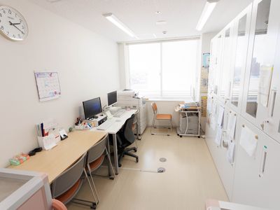整理された明るいスタッフルーム