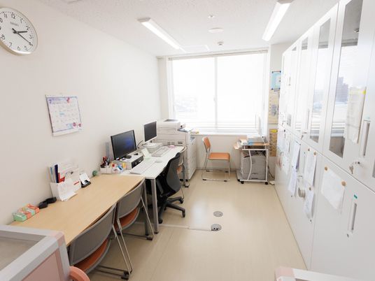 整理された明るいスタッフルーム