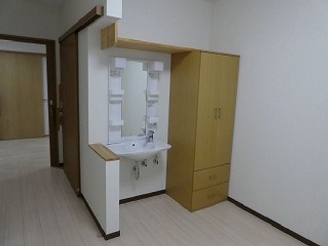 清潔な居室の洗面台 居室 ゆったりとした居室には、使い勝手の良い洗面台が完備されており、日々の身支度に便利です。クローゼットも広く、収納スペースには困りません。