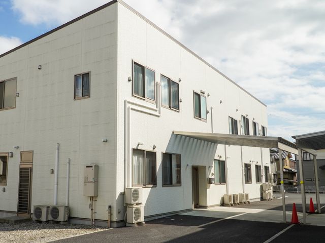 白壁の建物外観 外観 清潔感あふれる白い外壁の建物です。外から見ても整った環境が伺え、職場としての快適さを感じさせます。