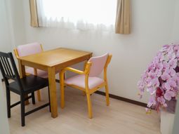テーブルとイスのある部屋