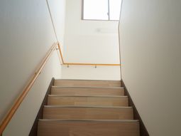 明るい階段と手すり