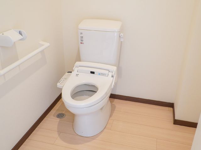 バリアフリートイレ設備 トイレ 清潔感あふれるトイレには手すりが完備されており、安心してお使いいただける設計です。