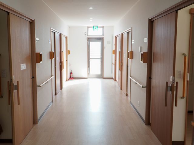 明るく清潔な廊下 廊下 広々とした廊下は、手すり付きで安全性を確保しており、明るい木目調が温かみを感じさせる空間です。