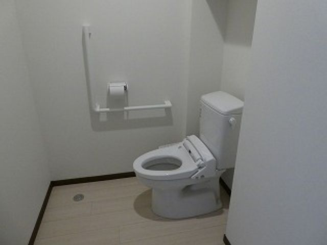 バリアフリー設計のトイレ トイレ 手すりが設置された清潔なトイレです。安心してご利用いただける環境を整えております。