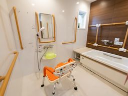 手すり付き浴室