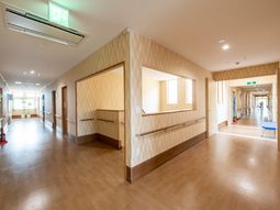 明るい廊下の風景