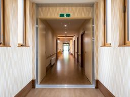 清潔感ある廊下の光景