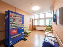 休憩スペースと自動販売機