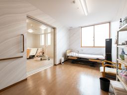 広々居室の明るい空間