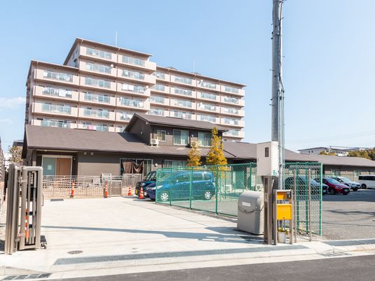 多階層の建物エントランス