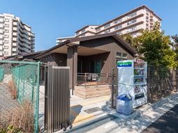 明るいエントランスの外観