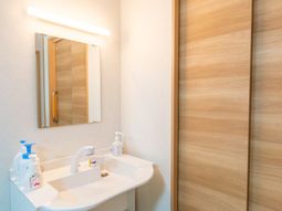 清潔な洗面台と鏡