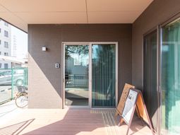 テラス入口と看板