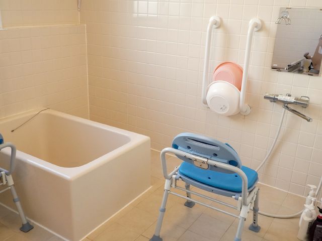 バリアフリー対応浴室 浴室 安全に配慮された設計の浴室です。手すりや座浴椅子が設置されており、利用者の快適で安全な入浴を支えます。