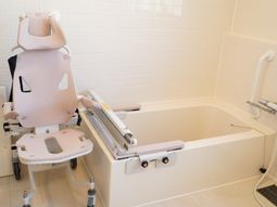 機能的な浴槽と介助用機器