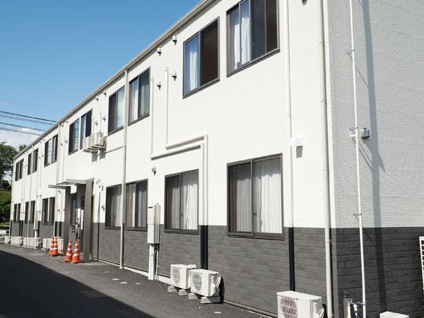 白い壁の建物外観