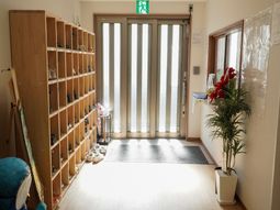 明るいエントランス廊下