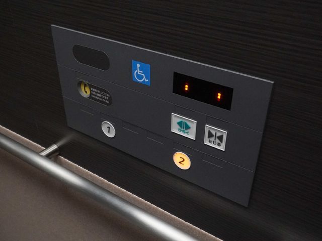 エレベーター操作パネル エレベーター 車椅子マークが付いたボタンがあるエレベーターは、利便性を考えた設計になっており、安心してご利用いただけます。