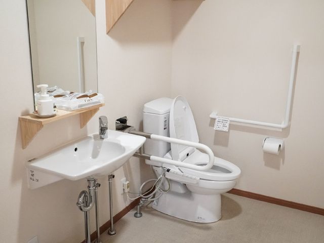 バリアフリートイレ設備 トイレ 手すりが備えられた清潔なトイレです。安心してご利用いただける環境を整えています。