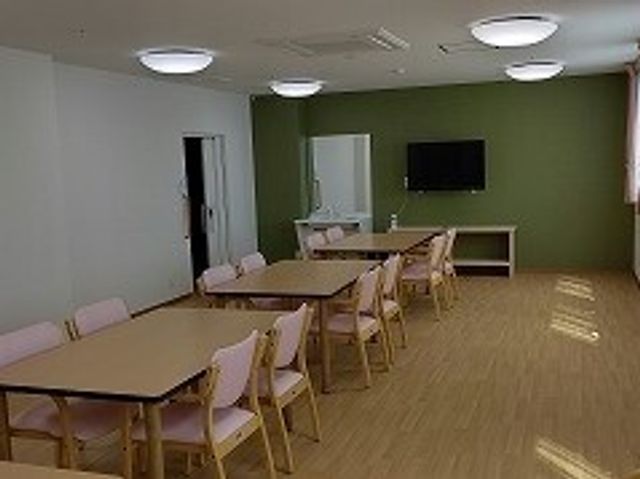 緑壁の明るい食堂 食堂 穏やかな色合いの壁が印象的な食堂で、ゆったりとした時間を過ごすことができます。清潔感があり、居心地の良い空間になっています。