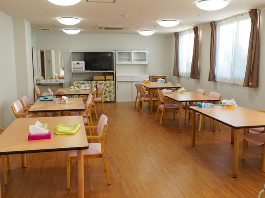 共用スペースの明るい部屋