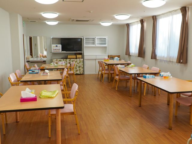 共用スペースの明るい部屋 食堂 木製のテーブルと椅子が並ぶ、ゆったりとした食堂です。ゆとりの空間で、コミュニケーションを楽しむことができます。