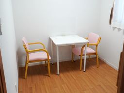 ピンクの椅子と白いテーブル